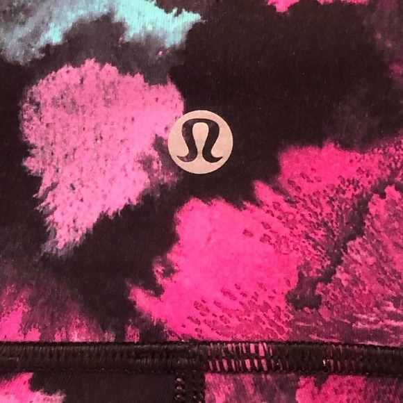 LULULEMON Wunder Under Crop III Midnight Bloom Black Deep Fuschia Size 4 EUC - Picture 7 of 8